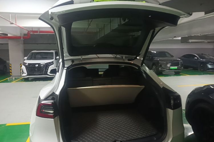 Tesla Model Y 2023 car image #21