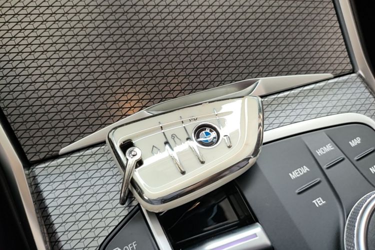 BMW 3 Series 2024 صورة سيارة #9