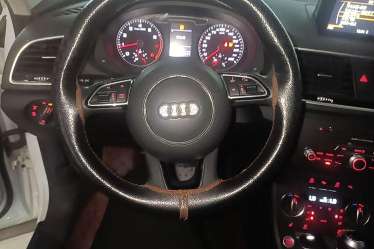 Audi Q3 2018 car image #11