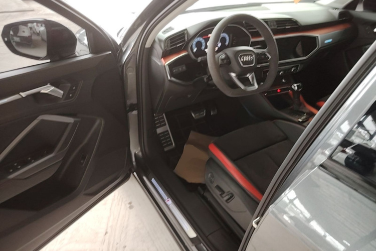 Audi Q3 2020 car image #16
