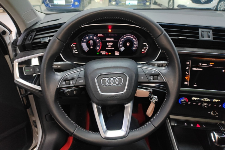 Audi Q3 2022 car image #11