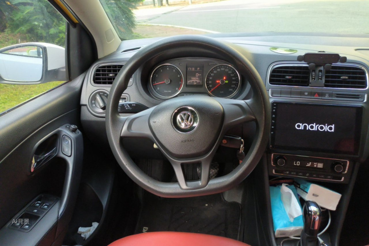 Volkswagen Polo 2015 car image #12