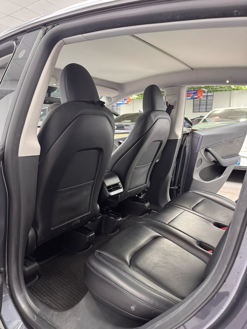 Tesla Model Y 2023 car image #9
