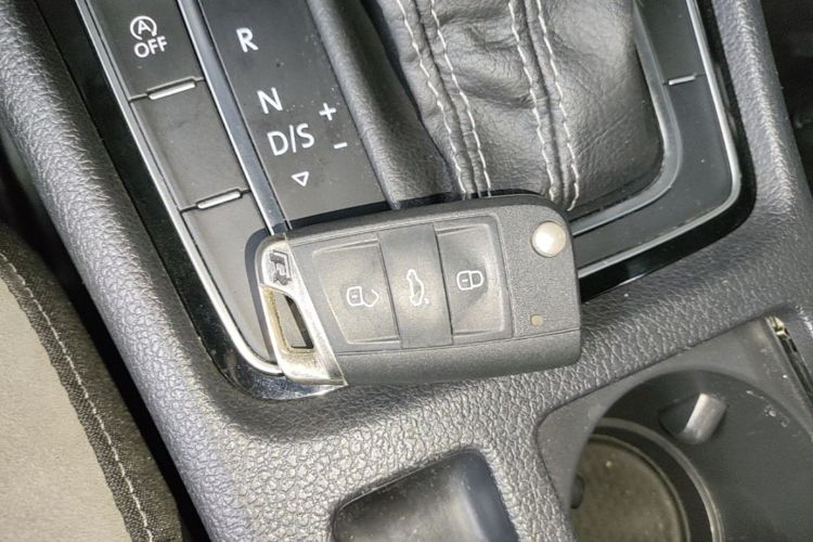 Volkswagen Golf 2020 car image #9