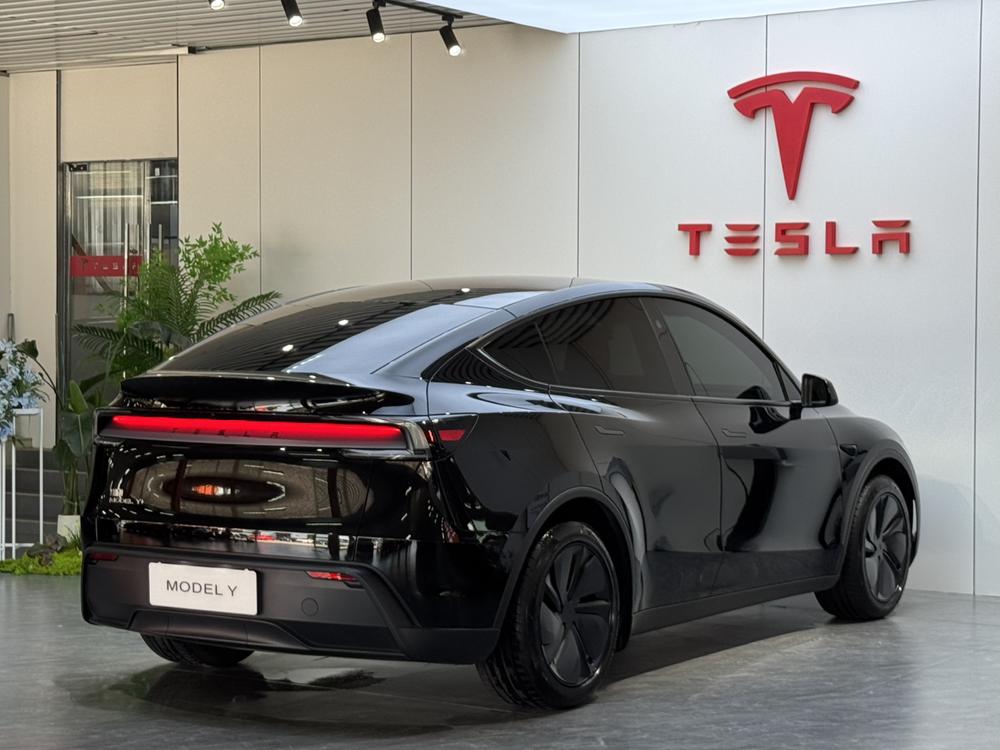 Tesla Model Y 2025 #4 Tesla Model Y 2025 car image #4