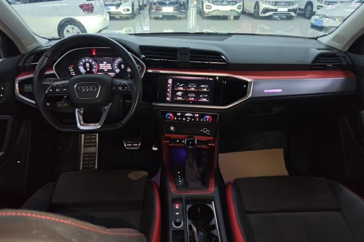 Audi Q3 2020 car image #10