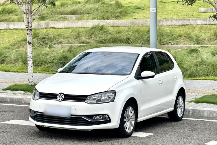 Volkswagen Polo 2015 car image #2