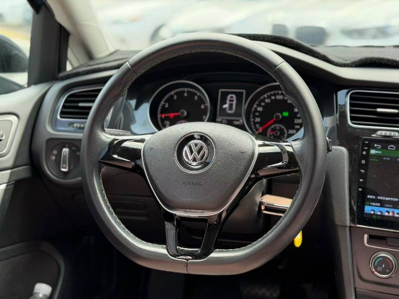 Volkswagen Golf 2017 car image #2