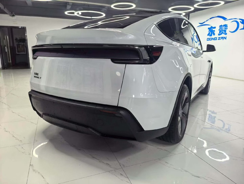 Tesla Model Y 2026 #7 Tesla Model Y 2026 car image #7