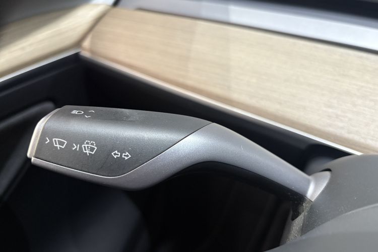 Tesla Model Y 2023 car image #20