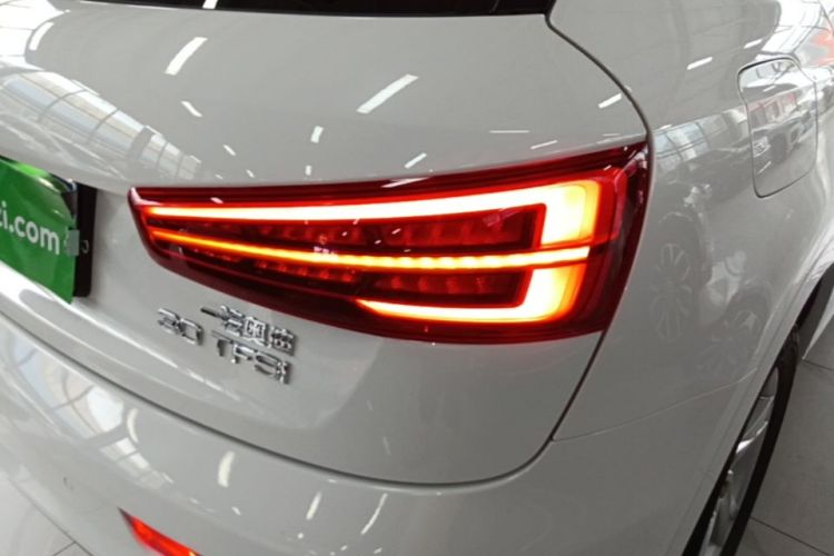 Audi Q3 2018 car image #8
