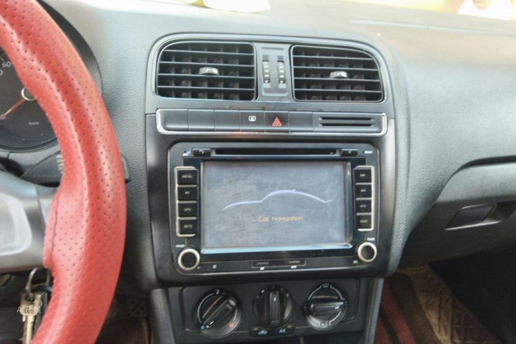 Volkswagen Polo 2015 car image #15