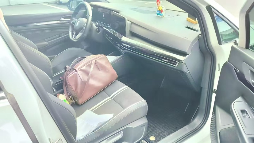 Volkswagen Golf 2023 car image #3