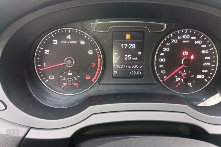 Audi Q3 2018 immagine di auto #14