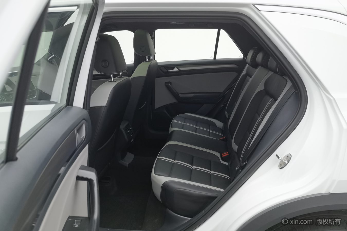Volkswagen T-Roc 2025 car image #16