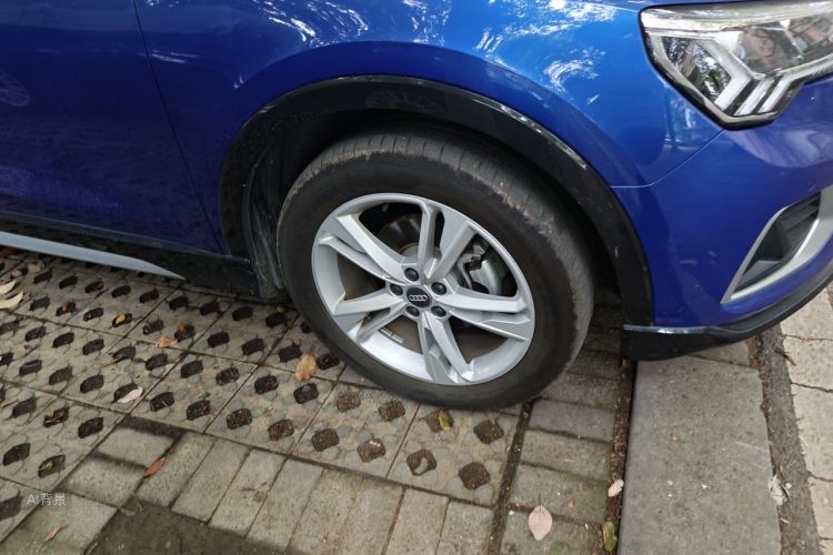 Audi Q3 2019 car image #9