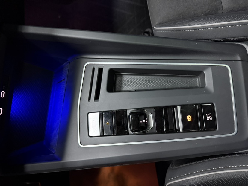 Volkswagen Golf 2023 car image #17