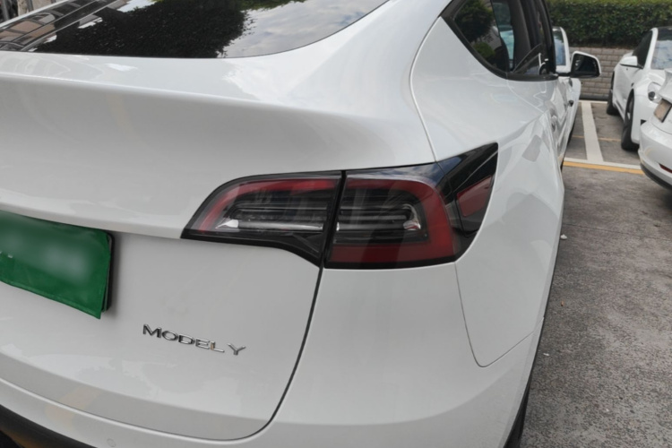 Tesla Model Y 2023 car image #8
