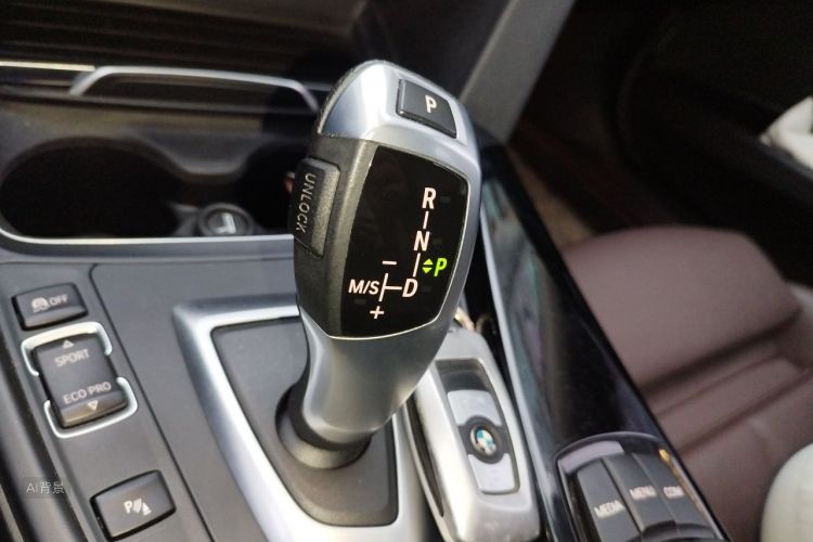 BMW 3 Series 2018 car image #16