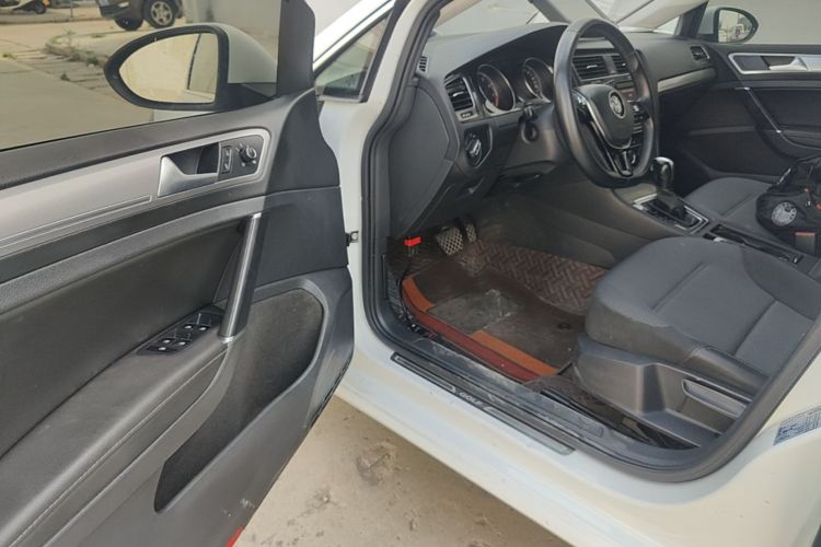 Volkswagen Golf 2018 car image #16