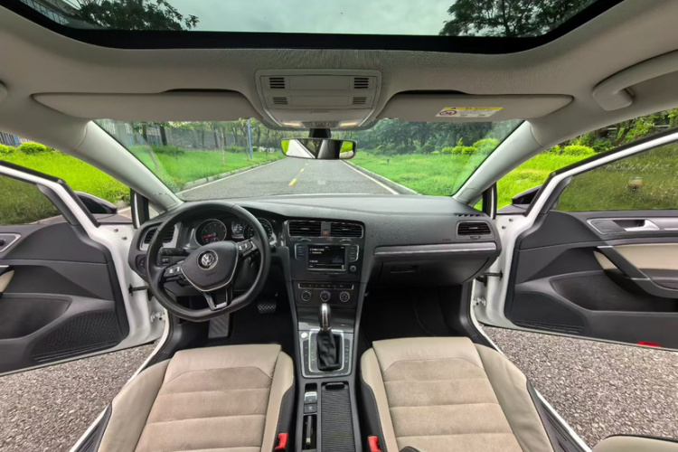 Volkswagen Golf 2017 car image #13