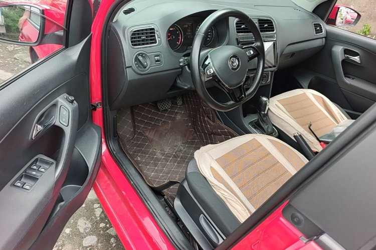 Volkswagen Polo 2016 car image #12