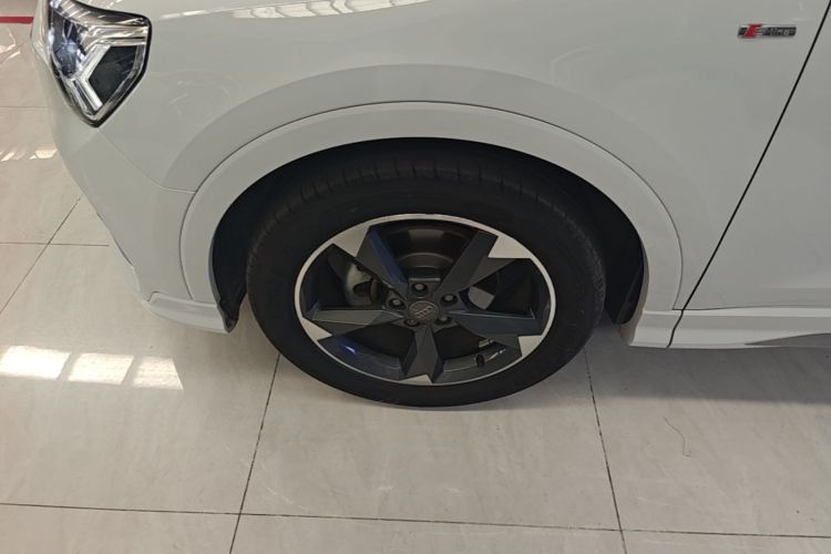 Audi Q3 2020 car image #9