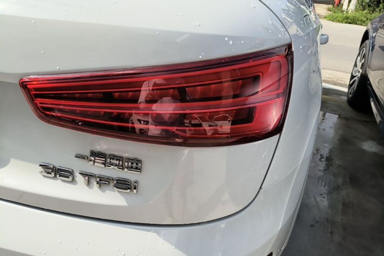 Audi Q3 2018 car image #8