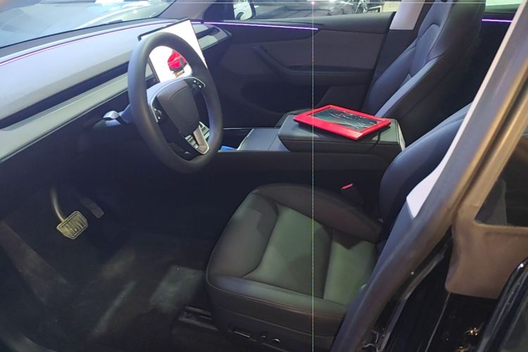 Tesla Model Y 2025 immagine di auto #19