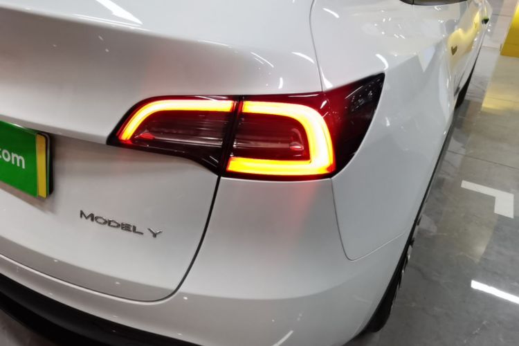 Tesla Model Y 2024 صورة سيارة #8