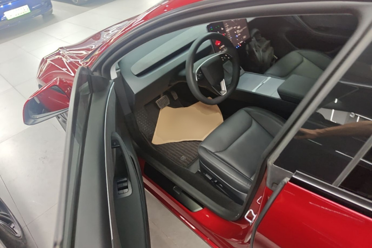 Tesla Model 3 2024 car image #16