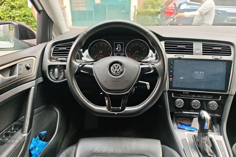 Volkswagen Golf 2017 car image #12