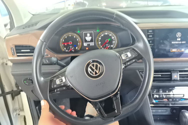 Volkswagen Tharu 2021 car image #11