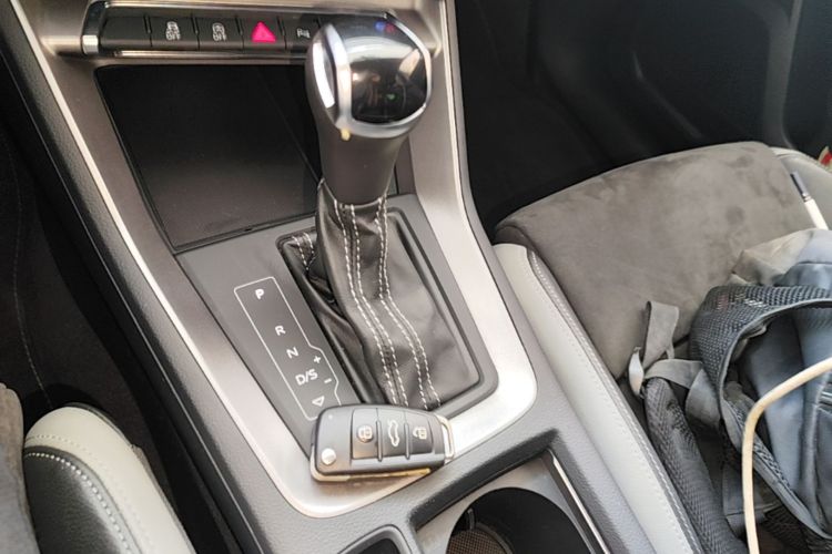 Audi Q3 2020 car image #18