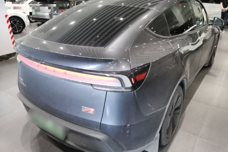 Tesla Model Y 2025 #5 Tesla Model Y 2025 car image #5