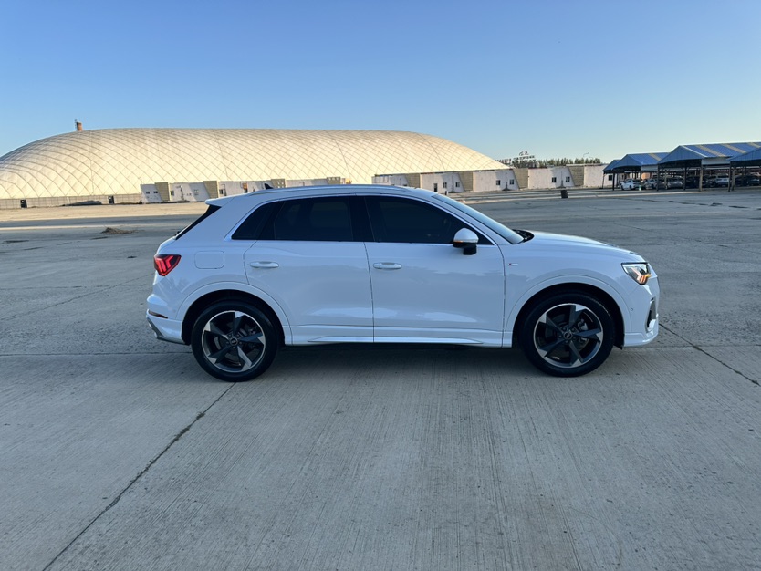 Audi Q3 2023 car image #4