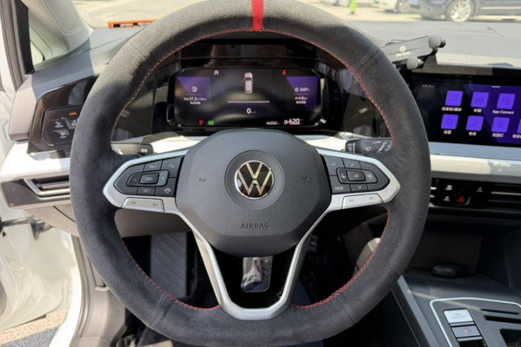 Volkswagen Golf 2023 car image #10