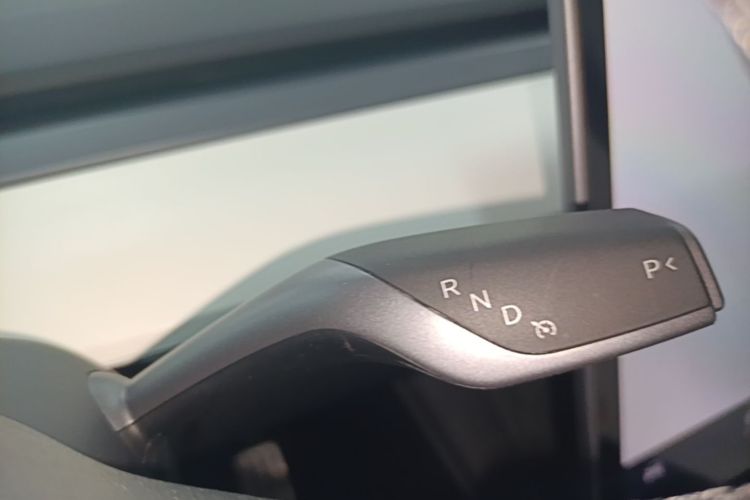 Tesla Model Y 2021 car image #14