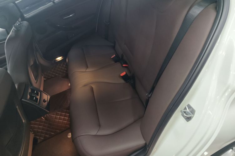 BMW 3 Series 2019 car image #17
