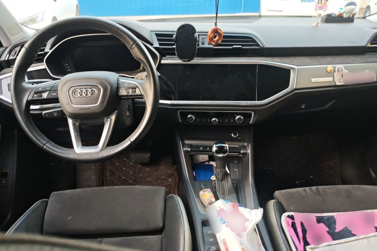 Audi Q3 2020 car image #7