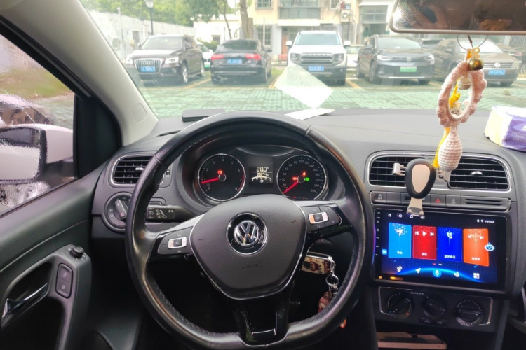 Volkswagen Polo 2018 car image #11
