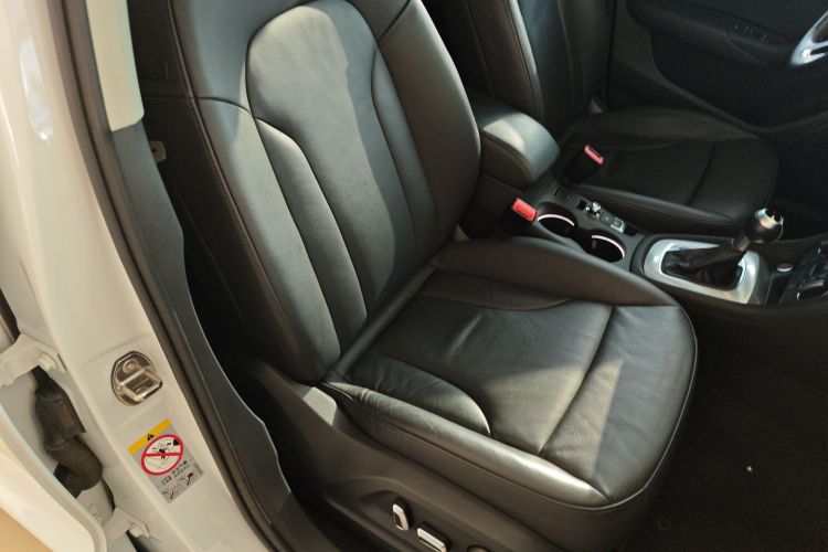 Audi Q3 2016 car image #13