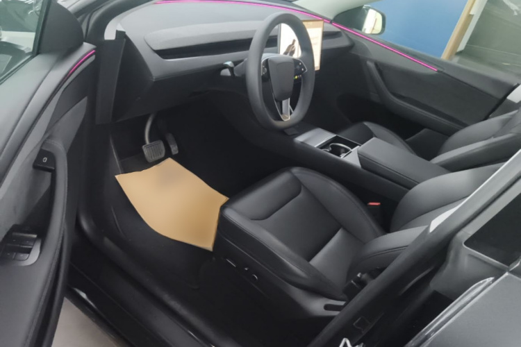 Tesla Model Y 2025 #16 Tesla Model Y 2025 car image #16