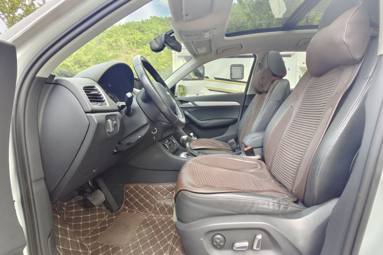 Audi Q3 2018 car image #15
