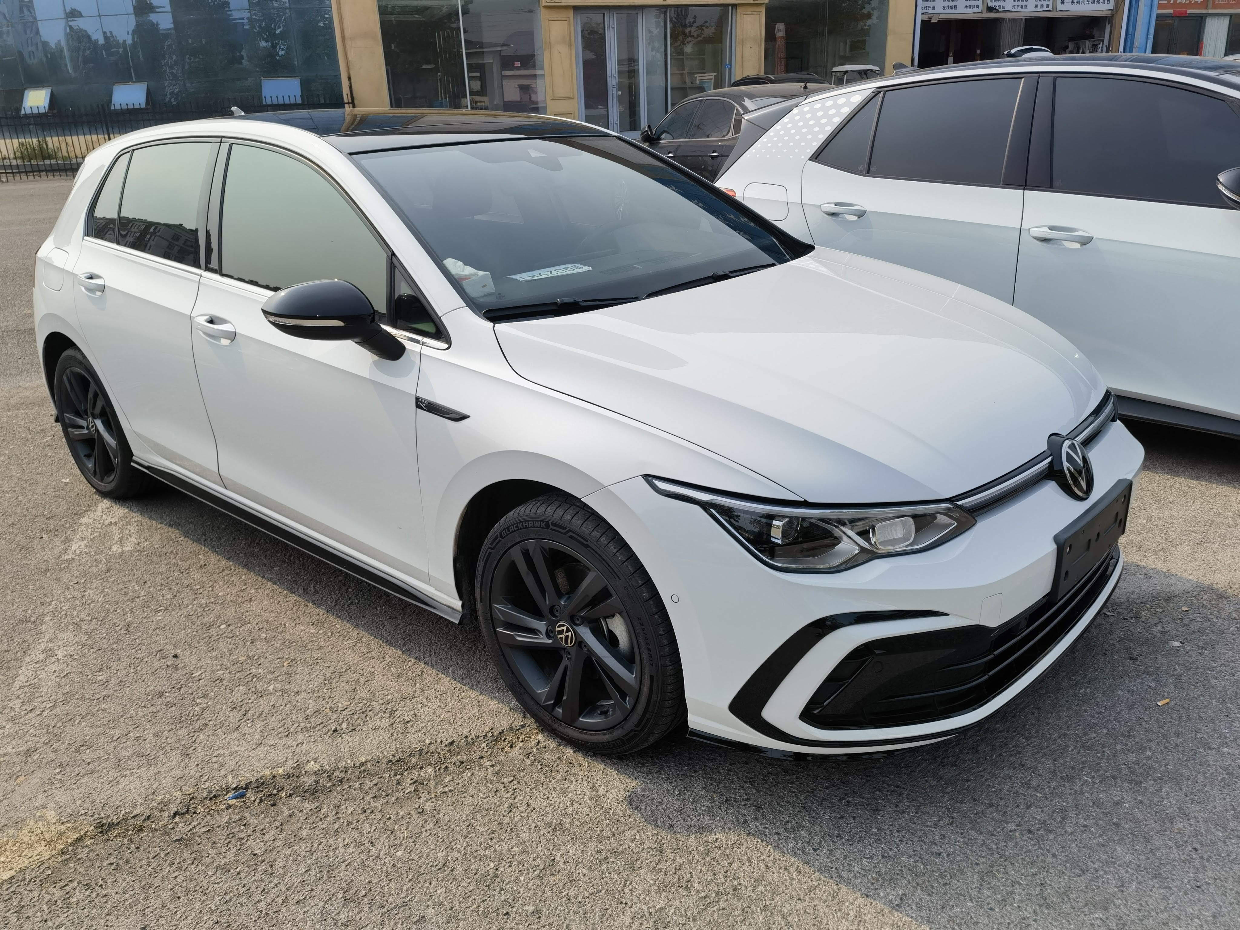 Volkswagen Golf 2023 car image #2