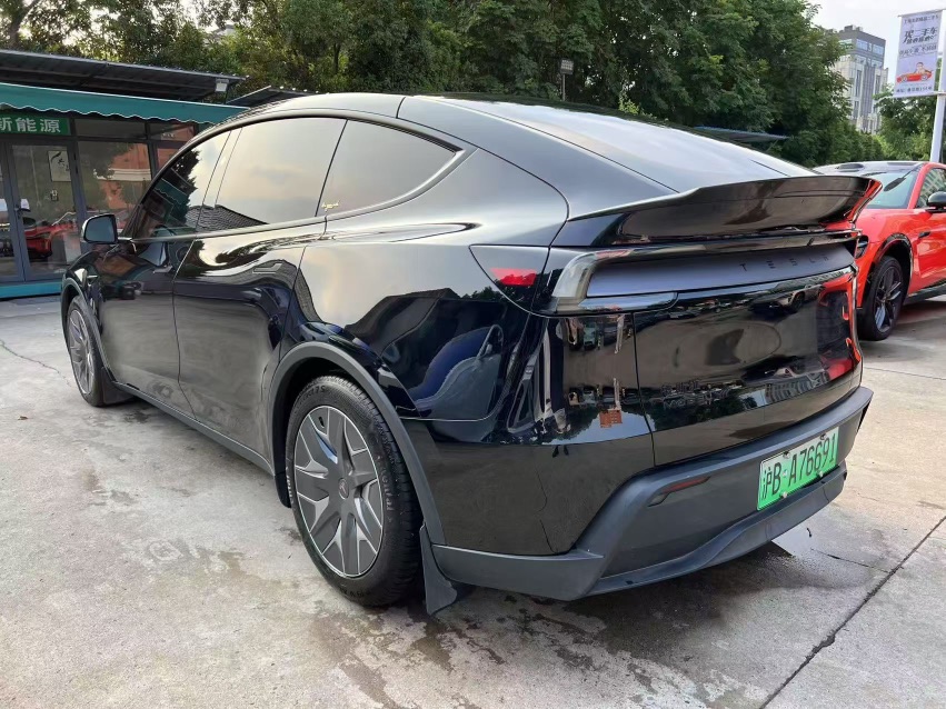 Tesla Model Y L 2025 #4 Tesla Model Y L 2025 car image #4