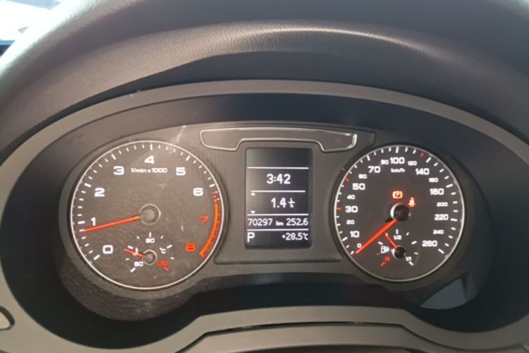 Audi Q3 2018 car image #12
