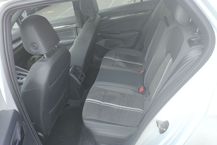 Volkswagen Golf 2024 car image #17