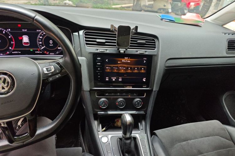Volkswagen Golf 2020 car image #13