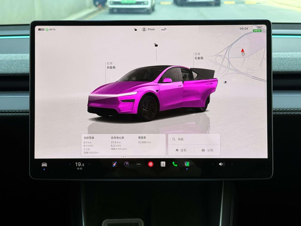 Tesla Model Y 2025 #8 Tesla Model Y 2025 car image #8